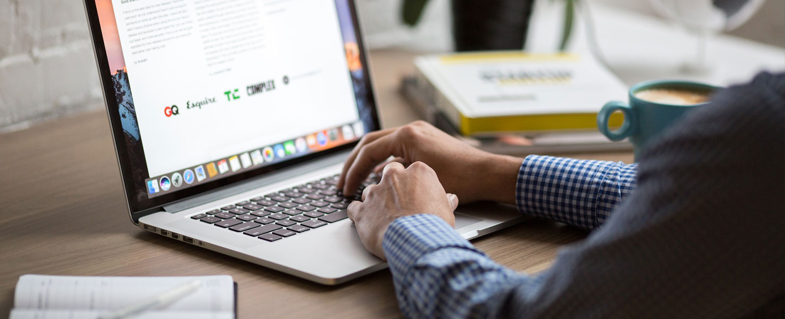 Profesional de marketing digital trabajando en un portátil, con menciones de prensa de GQ, Esquire y otras publicaciones
